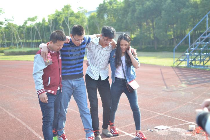 图为参加游戏齐心协力