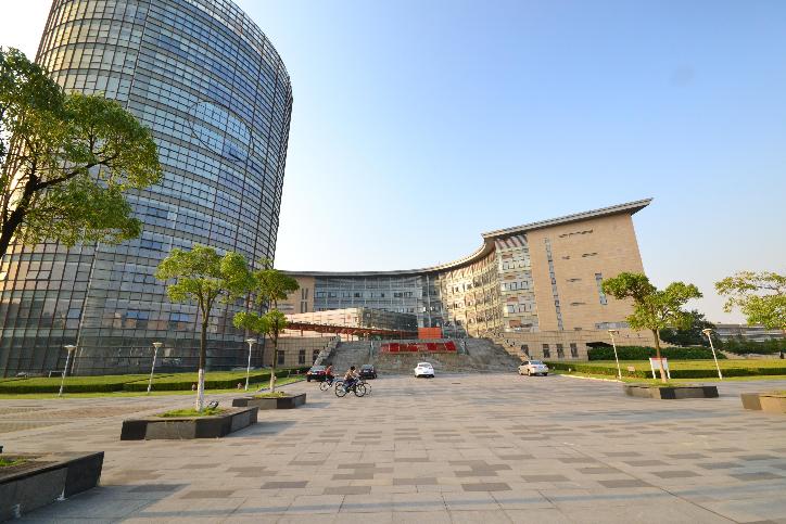 图为活动地点图书馆前