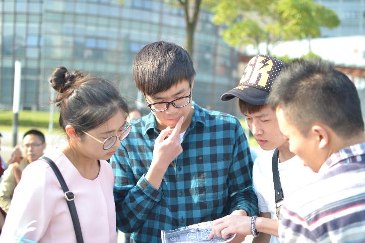 图为小组成员商量游戏策略