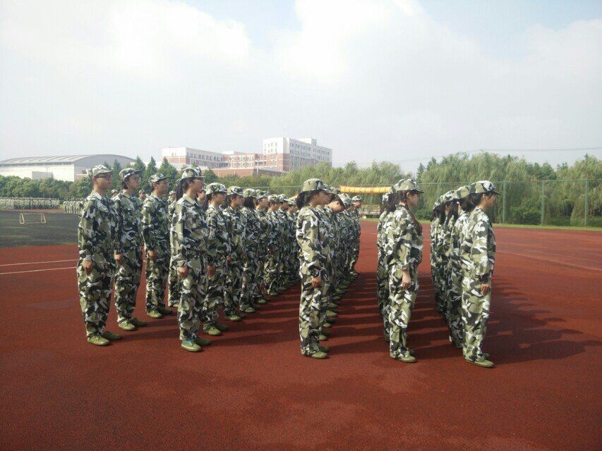 烈日下挺拔的军姿